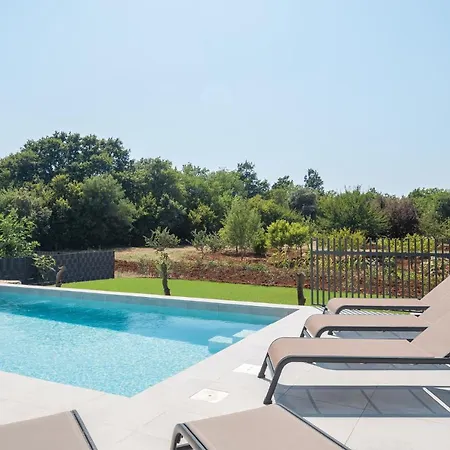 Grota - Luxury 4-bedroom With Private Pool & Garden Poreč