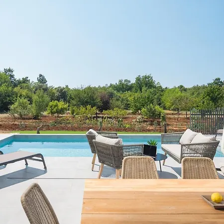Willa Grota - Luxury 4-bedroom With Private Pool & Garden Poreč