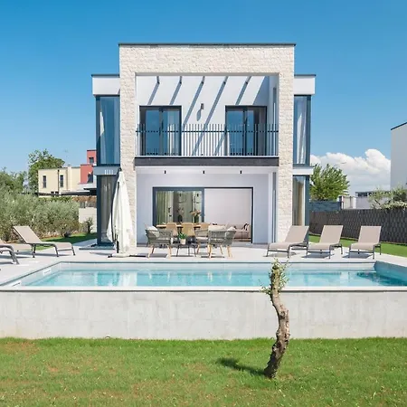 Willa Grota - Luxury 4-bedroom With Private Pool & Garden Near *