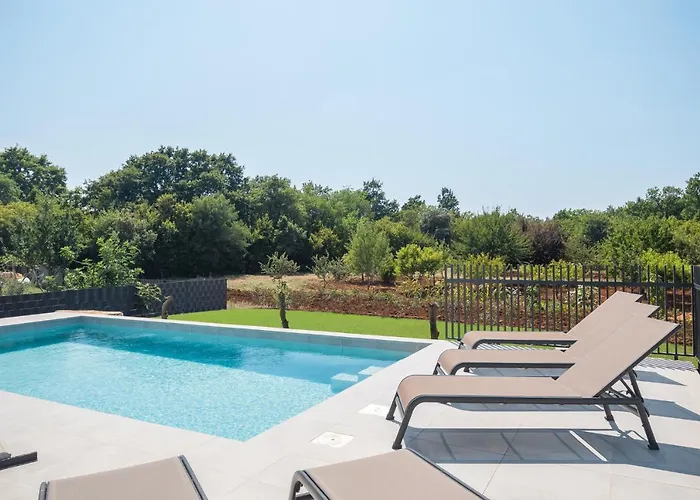 Grota - Luxury 4-bedroom With Private Pool & Garden Porec