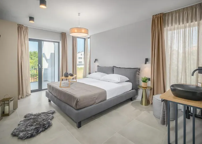 Grota - Luxury 4-bedroom With Private Pool & Garden * Пореч