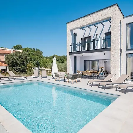 Grota - Luxury 4-bedroom With Private Pool & Garden Villa *