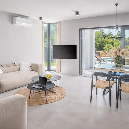 Grota - Luxury 4-bedroom With Private Pool & Garden Villa Poreč