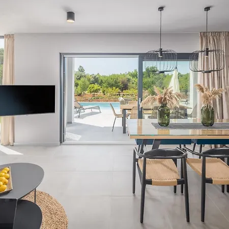 Grota - Luxury 4-bedroom With Private Pool & Garden